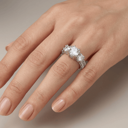 Anel de prata com zircônia redonda em halo, da marca Rose & Oliver, exibido em uma imagem clara e detalhada.