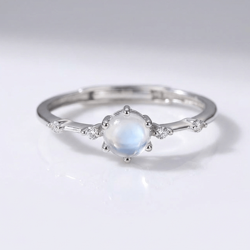 Anel vintage de prata com pedra de lua ajustável da Rose & Oliver, detalhe de pedra de lua brilhante e acabamento elegante.