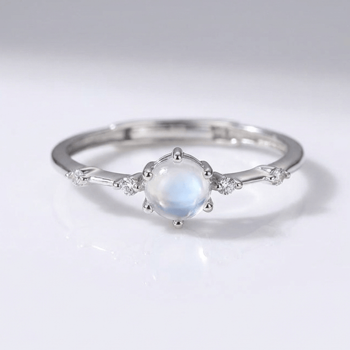 Anel vintage de prata com pedra de lua ajustável da Rose & Oliver, detalhe de pedra de lua brilhante e acabamento elegante.