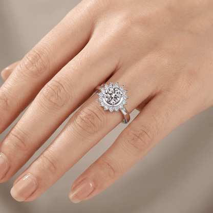 Anel redondo de prata com detalhes em diamantes estilo sol, ajustável, da marca Rose & Oliver.