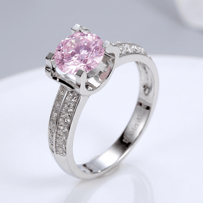 Anel de prata redondo com diamantes pavé, solitário ajustável da Rose & Oliver, detalhe elegante e brilho brilhante.