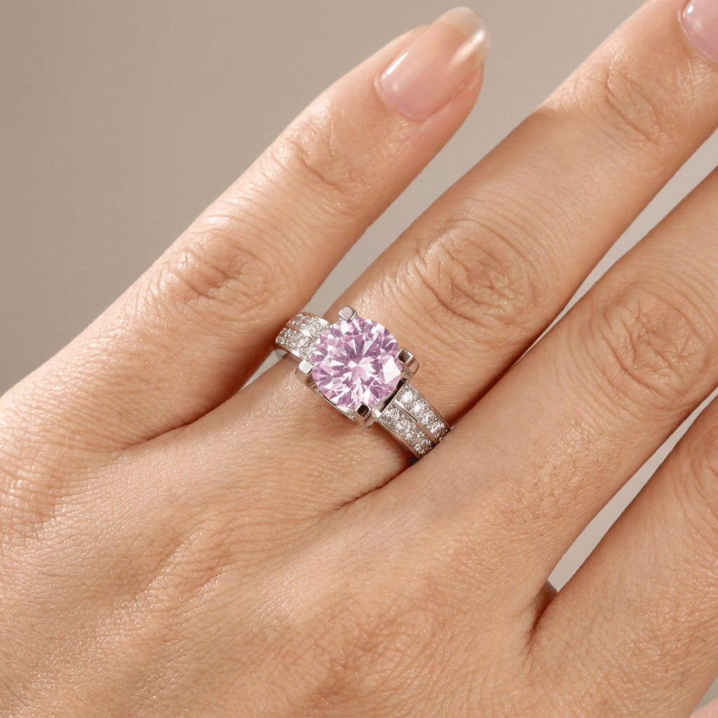Anel ajustável de prata com diamantes redondos pave, estilo solitaire, da marca Rose & Oliver, mostrado em uma imagem detalhada.