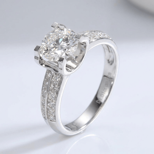 Anel ajustável em prata com diamantes arredondados e pavê, estilo solitaire, da marca Rose & Oliver.