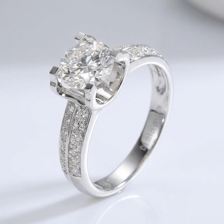 Anel ajustável em prata com diamantes arredondados e pavê, estilo solitaire, da marca Rose & Oliver.