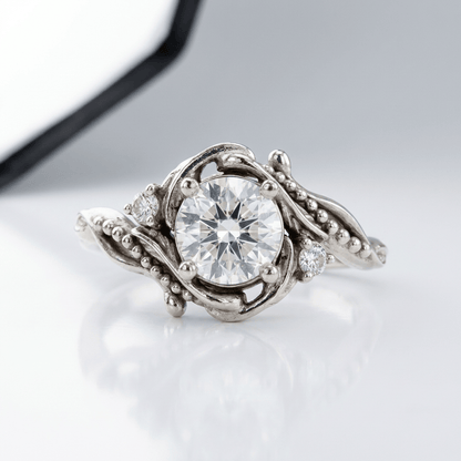 Vintage-Goldring mit ornamentalen Details aus Silber und Diamanten, klassischer Stil, von der Marke Rose & Oliver.