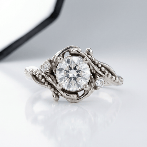 Vintage-Goldring mit ornamentalen Details aus Silber und Diamanten, klassischer Stil, von der Marke Rose & Oliver.