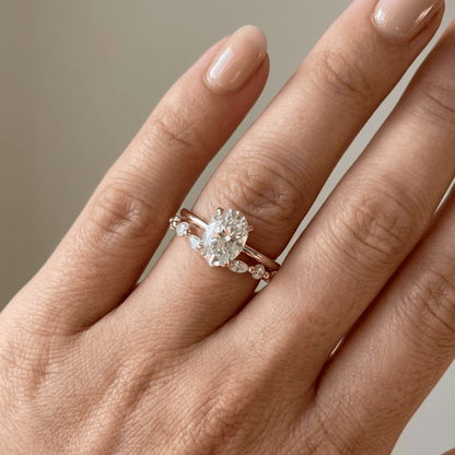 Conjunto de joias com anéis de ouro oval e marquise com diamantes, da marca Rose & Oliver, exibidos na imagem.