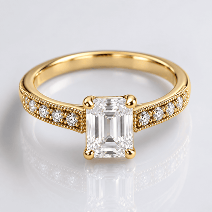 Anel vintage Rose & Oliver com zircônia corte esmeralda em ouro, detalhes elegantes e acabamento refinado.