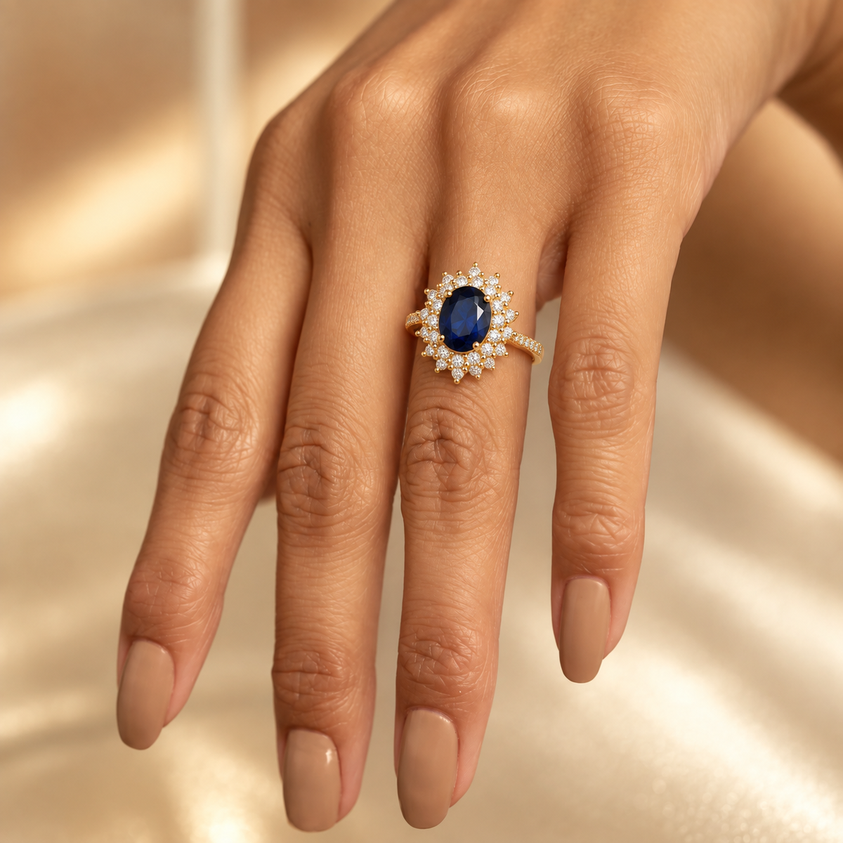 Anel de ouro com halo de safira azul da Rose & Oliver, detalhe elegante em estilo clássico com pedras brilhantes.