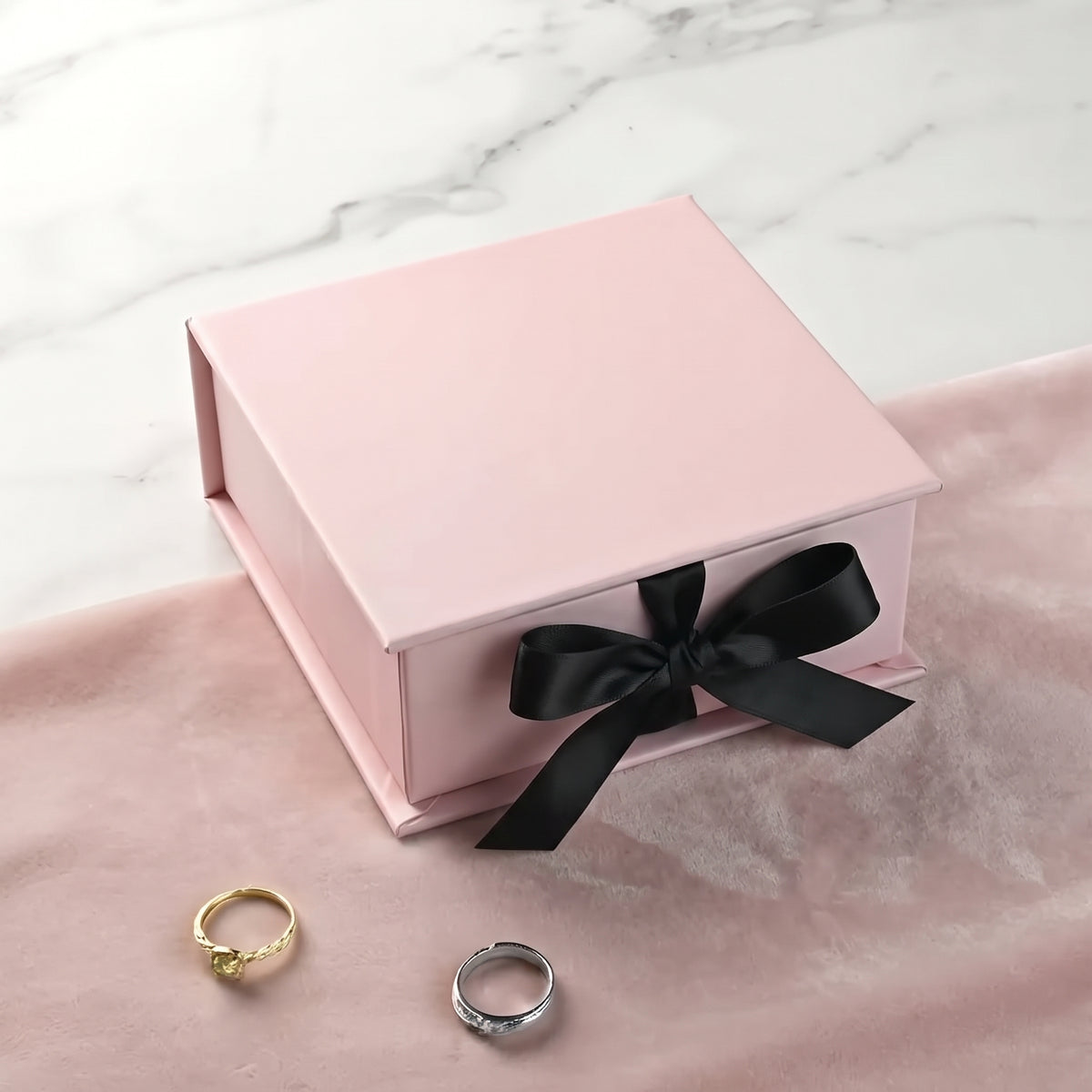 Caixa de presente para joias Signature Jewelry da Rose & Oliver, caixa elegante com acabamento sofisticado para presente.