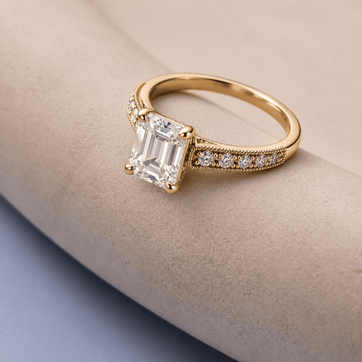 Anel vintage Rose & Oliver com zircônia em corte esmeralda, acabamento dourado e detalhes elegantes.