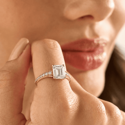 Anel vintage Rose & Oliver com zirconia em corte esmeralda, acabamento dourado e design clássico.