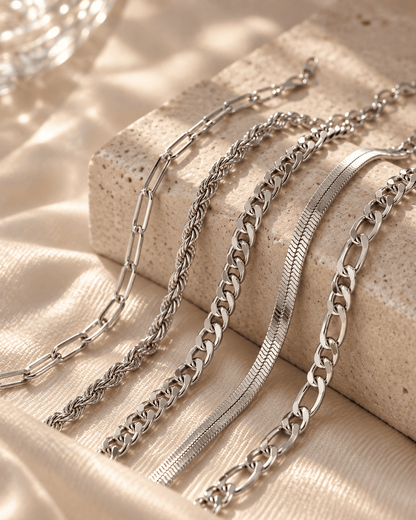 Conjunto de pulseiras douradas Ellis™ da Rose & Oliver, pulseiras de metal com acabamento brilhante e detalhes elegantes.