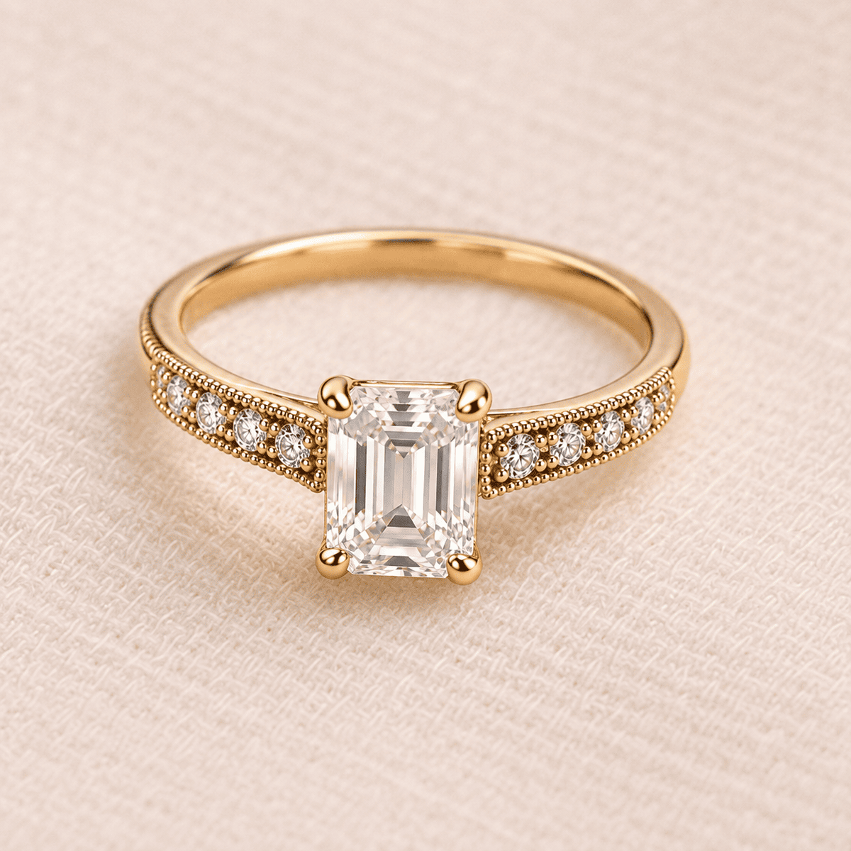 Anel vintage Rose & Oliver com zirconia em corte esmeralda e acabamento dourado.