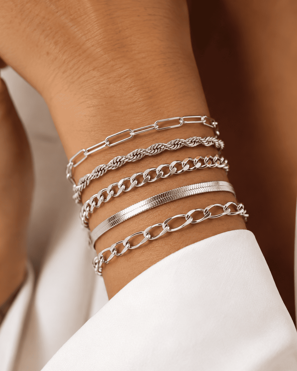 Conjunto de pulseiras Ellis™ em ouro, feito pela marca Rose & Oliver, exibindo detalhes elegantes e delicados.