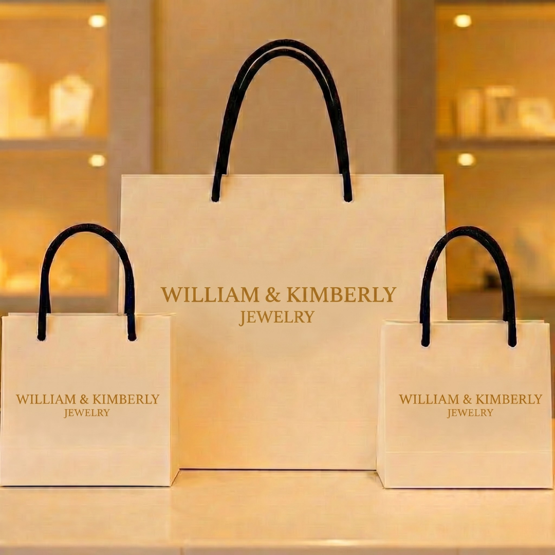 Anel de ouro com esmeraldas em estilo eternidade, da marca Rose & Oliver, mostrando detalhes do design delicado e pedras verdes.