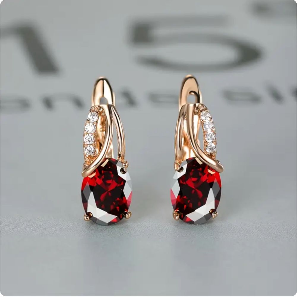 Brincos Veressa Ruberine da Rose & Oliver, com design elegante e detalhes refinados, mostrados em close na imagem.