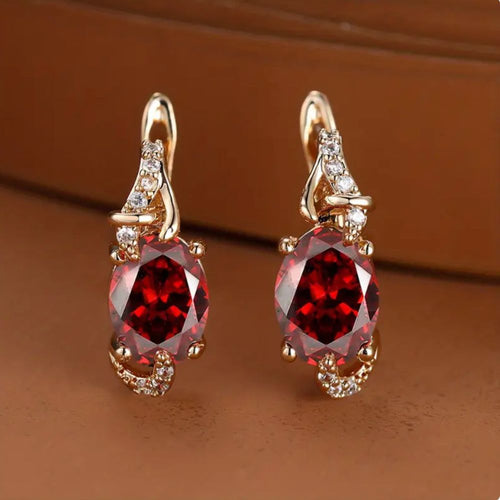 Crimson Twilight Ohrhänger von Rose & Oliver mit elegantem Design und dunkelroten Details.