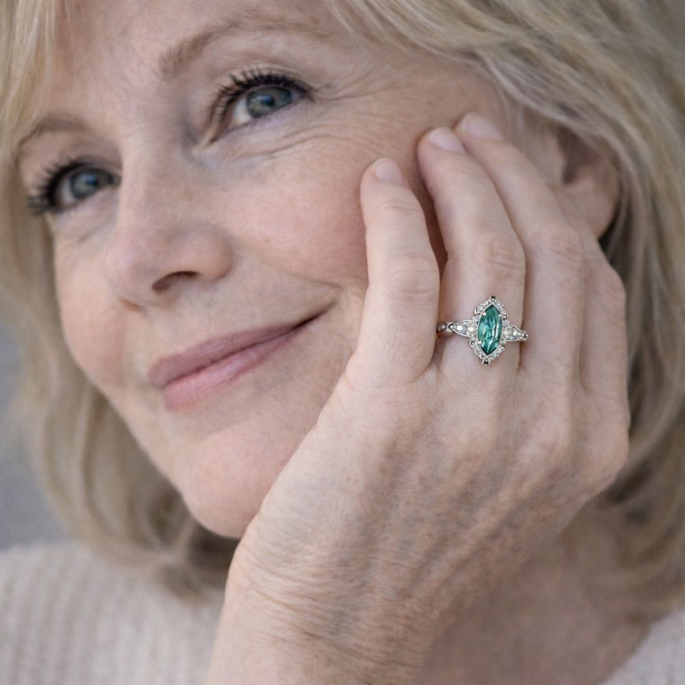 Ring Vaelira Thornewyn von Rose & Oliver, mit eleganten Details in Silber, in Nahaufnahme mit neutralem Hintergrund