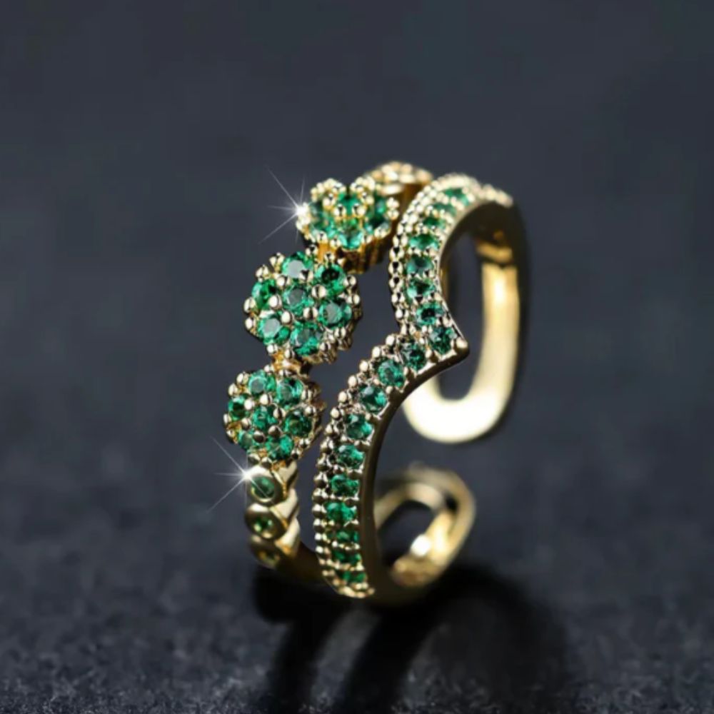 Ring Nerisse Valgarde von Rose & Oliver mit elegantem Design und zarten Details aus Silber, dargestellt auf neutralem Hintergrund.
