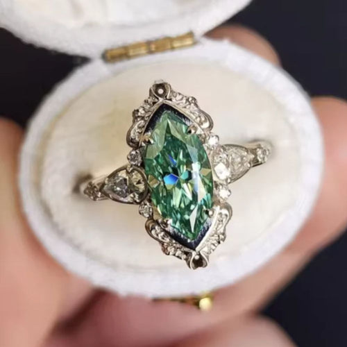 Ring Vaelira Thornewyn von Rose & Oliver, mit eleganten Details in Silber, präsentiert auf einem neutralen Hintergrund