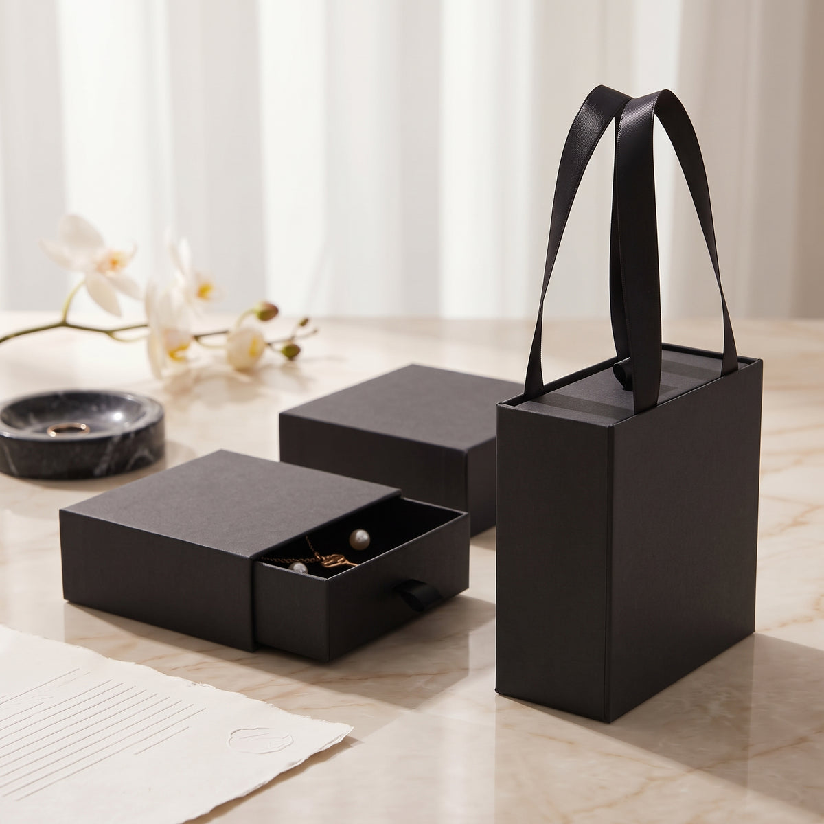 Saco de presente de joia de luxo da Rose & Oliver, com acabamento elegante para enviar como presente sofisticado.