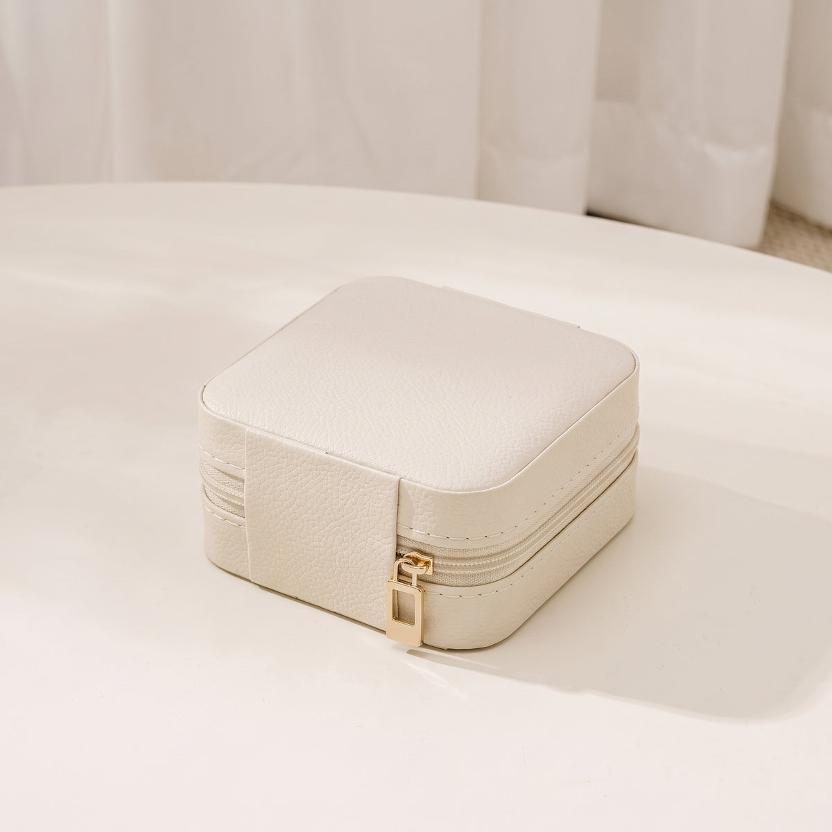 Organizador de joias para viagem Rose & Oliver com compartimentos para anéis, colares e brincos, ideal para viagens.