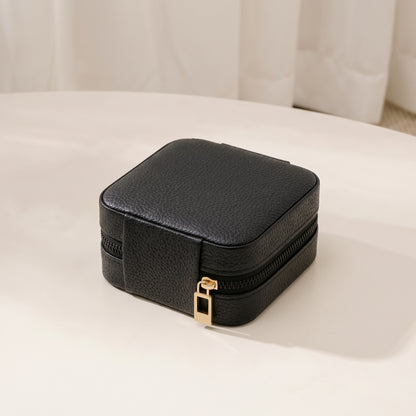 Organizador de joias de viagem Rose & Oliver com compartimentos para brincos, colares e anéis, ideal para viagens e organização.