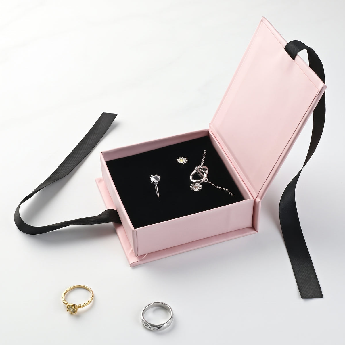 Caixa de presente para joias da marca Rose & Oliver, elegante e decorativa, ideal para presentear com peças de joalheria assinatura.